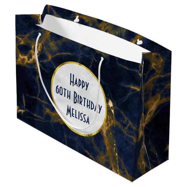 Navy Blue und Gold Marble Moderne Stilvolle Geburt Große Geschenktüte (Rückseite Schrägansicht)