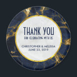 Navy Blue und Gold Marmor Moderne, stilvolle Hochz Magnet<br><div class="desc">Gastgeschenk Hochzeit Magnete mit stilvollem und elegantem Hintergrund aus Marineblau und Goldmarmor. Oben platziert ist ein Kreis mit einem Imitat,  der eine goldene Folie mit dem personalisierten Text enthält.</div>