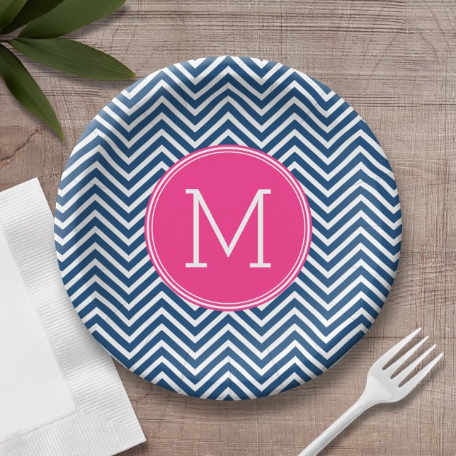 Navy Blue und Magenta Chevrons Custom Monogram Pappteller (Personalized birthday plate with monogram)