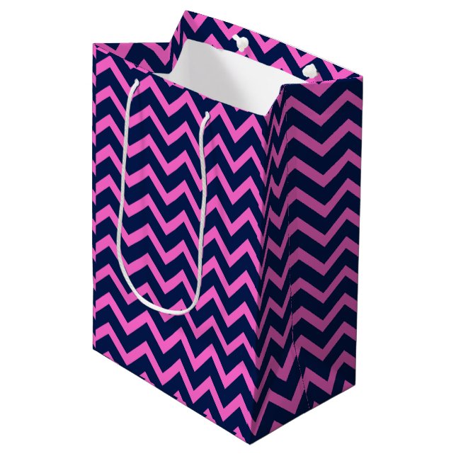 Navy-Blue und Pink Zigzag Zickzack geometrisches M Mittlere Geschenktüte (Vorderseite Schrägansicht)