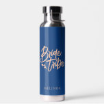 Navy Blue und Rose Gold Bride Stamm Bachelorette Trinkflasche<br><div class="desc">Diese schlichte Navy Blau und Rose Gold Wasserflasche mit individuelle Name kann ein perfektes Bachelorette Geschenk machen! Personalisieren Sie es einfach mit Ihrem Namen. Sie können auch die Hintergrundfarbe ändern,  klicken Sie einfach auf "Bearbeiten mit dem Designwerkzeug".</div>
