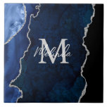 Navy Blue und Silver Marble Agate Fliese<br><div class="desc">Diese Kachel ist elegant und glamourös mit Marmor-Hintergrund mit geode gemstone Details und Imitaten silber Glitzer Akzente. Das Monogramm kombiniert handgeschriebene Skripte mit modernen serifenlosen Schriftart für ein elegantes und raffiniertes Aussehen. Dies wird das ideale Geschenk, da es mit einem Namen und Initial angepasst werden kann. Die tiefen blauen Farbtöne...</div>