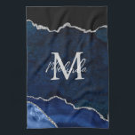 Navy Blue und Silver Marble Agate Geschirrtuch<br><div class="desc">Dieses Küchentuch mit elegantem und glamourösem Marmorboden mit geode gemstone Details und Imitaten silbernen Glitzer Akzenten. Das Monogramm kombiniert handgeschriebene Skripte mit modernen serifenlosen Schriftart für ein elegantes und raffiniertes Aussehen. Dies wird das ideale Geschenk, da es mit einem Namen und Initial angepasst werden kann. Die tiefen blauen Farbtöne machen...</div>