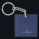 Navy Blue und White Modern Monogram Schlüsselanhänger<br><div class="desc">Unsere Navy Blue and White Modern Monogram Collection: Erhöhen Sie Ihre Wohngestaltung mit unserer ausgeklügelten Kollektion, die ein zeitgenössisches Marineblau-Farbschema bietet. Jedes Stück ist sorgfältig gefertigt, um Eleganz und Stil zu entfesseln, um jedem Zimmer eine Touch modernen Flairs hinzuzufügen. Egal ob Sie mit Monogramm Kissen, personalisierte Wandkunst oder elegantes Küchenzubehör...</div>