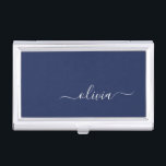 Navy Blue und White Modern Monogram Visitenkarten Dose<br><div class="desc">Unsere Navy Blue and White Modern Monogram Collection: Erhöhen Sie Ihre Wohngestaltung mit unserer ausgeklügelten Kollektion, die ein zeitgenössisches Marineblau-Farbschema bietet. Jedes Stück ist sorgfältig gefertigt, um Eleganz und Stil zu entfesseln, um jedem Zimmer eine Touch modernen Flairs hinzuzufügen. Egal ob Sie mit Monogramm Kissen, personalisierte Wandkunst oder elegantes Küchenzubehör...</div>