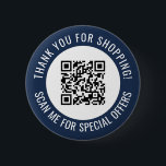 Navy Blue Vielen Dank und Scan Me Promotion QR Cod Button<br><div class="desc">Werbe-QR-Code-Button für kleine Unternehmen mit einem marineblauen Rand und deinem eigenen QR-Code und benutzerdefinierten Text in einer Kurve um deinen QR-Code. Vielen Dank für den Einkauf Promo-Button personalisiert mit Ihrem QR-Code und benutzerdefinierten Text. Ein individueller Werbe-Button,  mit dem Sie Ihre Sonderangebote bewerben können.</div>