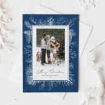 Navy Blue Vintag Botanisches Weihnachtsfest Foto Feiertagskarte<br><div class="desc">Frohe Weihnachten! Feiern Sie die Saison mit dieser eleganten Weihnachtskarte aus dem Foto mit einem Vintagen, weißen Botanischen Rahmen in zarter Linienkunst. Das weiche Wintergrün fügt eine nostalgische und künstlerische Touch hinzu, die Ihr LieblingsFoto perfekt prägt. Wählen Sie aus mehreren Hintergrundfarben, um Ihr Urlaubsthema Anzug. Diese botanische Hotelkarte ist ideal,...</div>