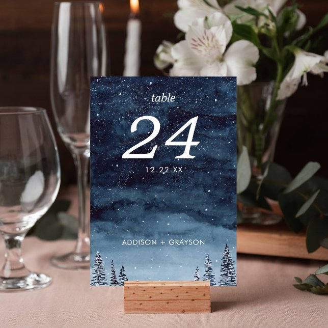 Navy Blue Watercolor Snow Wintery Tischnummer (Winter Wonderland Snow Navy Night Watercolor table number card for your reception decor.)