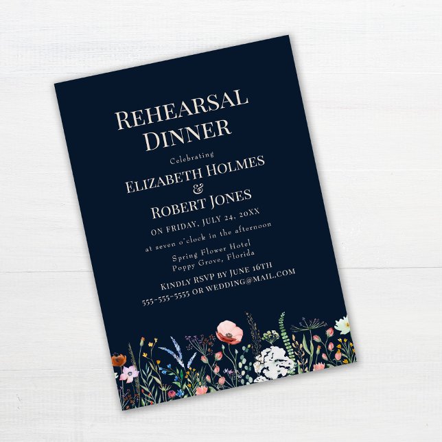 Navy Blue Watercolor Wildblume Probe Dinner Einladung (Navy Blue Watercolor Wildflower Rehearsal Dinner Invitation on white wooden table.)