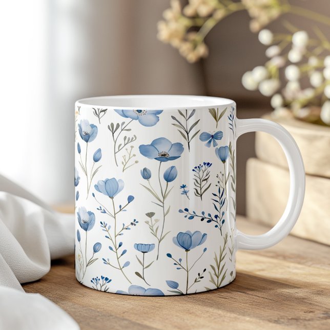 Navy Blue Watercolor Wildblumen Poppy Kaffeetasse (Navy Blue Watercolor Wildflowers Poppy Coffee Mug on a boho neutral wooden table.)