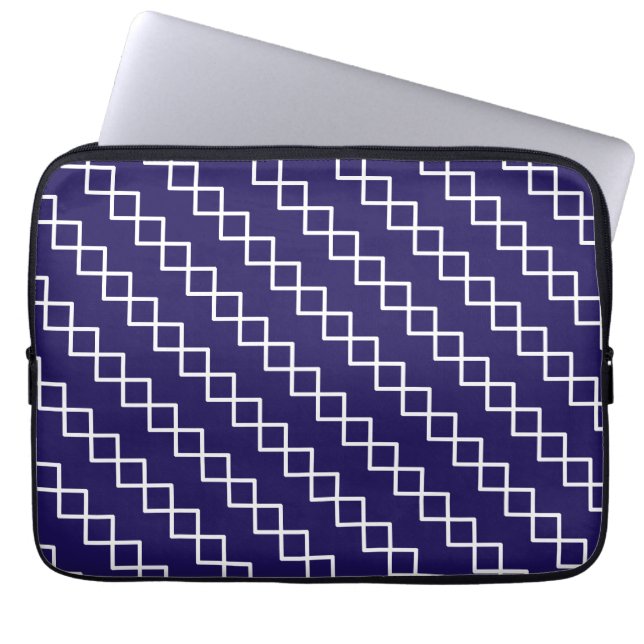 Navy Blue White Geometric Laptopschutzhülle (Vorderseite)