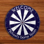Navy Blue White Man Höhle Pub Spielabend Dorm Room Dartscheibe<br><div class="desc">Erstellen Sie Ihre eigene individuelle, personalisierte, lustige, coole, stilvolle, navy blau-weiß Farbe, weiß Schriftart / typografie / script / text, Regulation size (18" Durchmesser, 1"h) Aluminium Rahmen Metallrahmen Dart Board. Es gibt 6 Messingdarts (3 amerikanische Dart-Flüge und 3 britische Dart-Flüge). Sie können es überall montieren - über Ihrem Abfallkorb bei...</div>