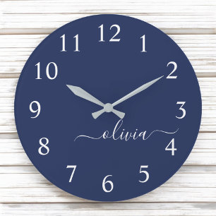 Navy Blue White Modern Script Giron Monogram Name Große Wanduhr