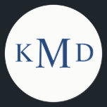 NAVY BLUE White Monogram Bride Groom Wedding Runder Aufkleber<br><div class="desc">Klassische und elegante marineblau-weiße Monogramm Hochzeitsaufkleber. Bride,  Groom und Nachname Initialen. Die Hintergrundfarbe kann geändert werden,  um den Anzug Ihres Farbschemas zu erhalten. Ideal für Tischdekoration,  Umschläge,  Gefälligkeiten,  vielen Dank ... Kontakt Designer für weitere Variationen.</div>
