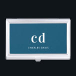 Navy Blue White Monogram Inittist Name minimalisti Visitenkarten Dose<br><div class="desc">Ein klassisch schicker,  blauer Hintergrund. Personalisieren und fügen Sie Ihre Monogramm-Initialen mit weißen Blockbuchstaben und Ihren Namen in weiß. Modern,  trendig und einfach.</div>