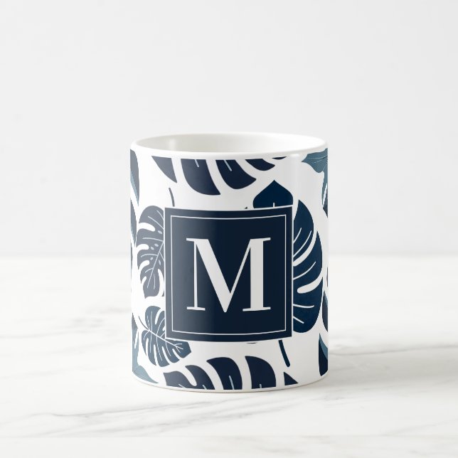 Navy Blue & White Monstera Leaf Monogram Kaffeetasse (Mittel)