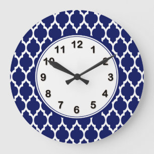 Navy Blue White Moroccan Quatrefoil Pattern #4 Große Wanduhr