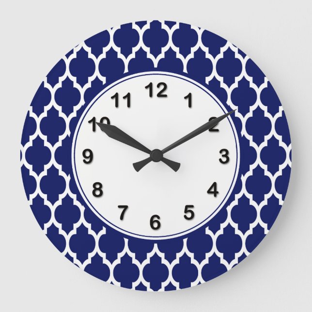 Navy Blue White Moroccan Quatrefoil Pattern #4 Große Wanduhr (Vorderseite)