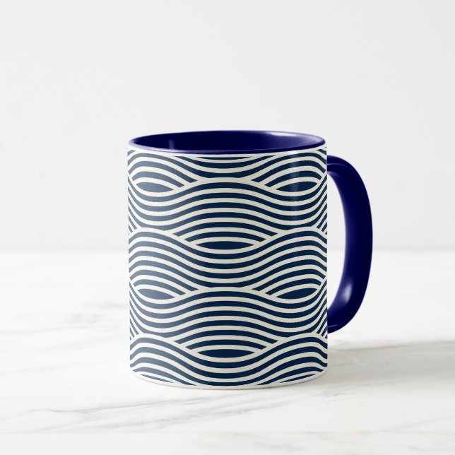 Navy Blue & White Wavy Muster Tasse (VorderseiteRechts)