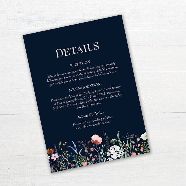 Navy Blue Wildblumen Hochzeitskarte Einladung (Navy Blue Wildflowers Wedding Details Card on white wooden table.)