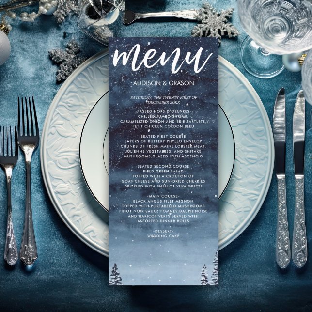 Navy Blue Wintery Watercolor Night Wedding Menükarte (Winter wonderland watercolor snow night wedding menu card for and elegant winter wedding reception.)