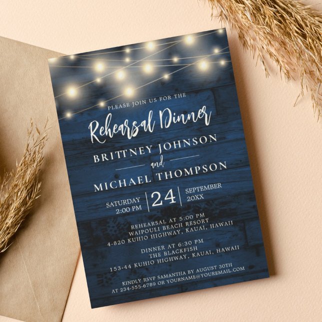 Navy Blue Wood String Light Probe Dinner Einladung (Navy wood rustic string lights rehearsal dinner invitation is perfect for a barn or country wedding.)
