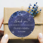 Navy Blumen Silber Hochzeit danke Runder Aufkleber<br><div class="desc">Marineblau mit blauen Blumen und Imitaten,  silberne Glitzern. Die blaue Farbe ist ungleichmäßig. Personalisieren und fügen Sie Ihre Namen und Hochzeitsdatum. Mit dem Text: Danke,  dass Sie unseren besonderen Tag geteilt haben.</div>