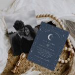 Navy Celestial Arched Wedding Invitation Foto Einladung<br><div class="desc">Eine himmlische Hochzeitseinladung mit Sternenmoon und einem marinebrandigen grauen Hintergrund und weißem Text mit Elementen. Sie können auch Ihr eigenes Foto auf der Rückseite hinzufügen. Passen Sie die Farbe des Sternmusters,  des Hintergrunds,  des Bogenfüllens und des Mondelements an!</div>