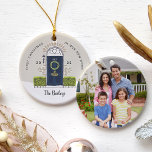 Navy Door First Christmas in Our New Zuhause Keramik Ornament<br><div class="desc">Feiern Sie Ihr erstes Weihnachtsfest in Ihrer neuen Zuhause mit diesem hübschen, individuellen Urlaubssornament mit einer handgezeichneten Vordertür-Illustration in marineblau, geschmückt mit einem Urlaubskranz. Personalisieren Sie die Tür mit Ihrer Hausnummer, dann fügen Sie das Jahr und Ihren Familiennamen. Vervollständigen Sie das Design mit einem Foto Ihres neuen Wohnsitzes auf der...</div>