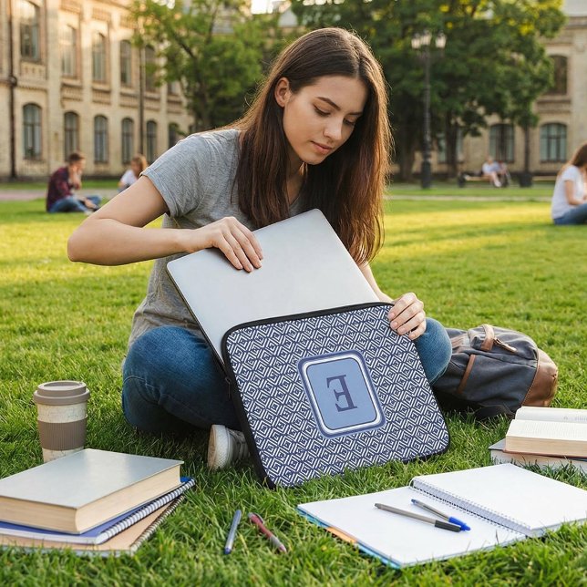 Navy Geometric Chevron Monogram Design Laptopschutzhülle (Von Creator hochgeladen)