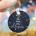Navy Gold Stars Narren, die sich von Zitat-Typogra Schlüsselanhänger<br><div class="desc">"Hier sind die Narren, die träumen." Seien Sie einer von denen, die immer ihre optimistische Kontrolle ihre Vision und Wünsche lasse. Dieser reiche, moderne, grafische, minimalistische Schlüsselanhänger verbindet weiße, fette, san-serf Typografie und handgeschriebene Kalligraphie-Schrift mit einem Denim-Hintergrund der Mitternacht, der mit den Imitaten vergoldete Goldfolienstars bestreut ist. Dieser Schlüsselanhänger ist...</div>