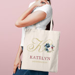 Navy Gold Wine Floral Custom Wedding Brautparty Tragetasche<br><div class="desc">Elegante Tasche mit eigenem Tote mit einem ersten Skript mit einem schönen Blumenstrauß in Aquarell in Marineblau,  Weinrot und Rosa mit Blumen und Grün. Personalisieren Sie den Anfangs-,  Vor- und Brautparty-Titel. Schenken Sie Ihren Brautmädchen und anderen Mitgliedern Ihres Brautparty ein einmaliges Geschenk.</div>