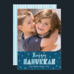 Navy Happy Hanukkah Foto Fun Typografie Moderne Feiertagskarte<br><div class="desc">"Happy Hanukkah." Spaß, spielerische, skurrile handgefertigte Typografie, zusammen mit einem zufälligen Star of David Muster in staubblauem Himmel, überlagern die blau gezeichneten Linien der Mitternachtsnacht auf einem dunkelblauen Hintergrund, zusammen mit einem Foto Ihrer Wahl, helfen Ihnen, in Hanukkah zu lancieren. Handgezeichnete türkisfarbene Linien überlagern einen hellaquablauen Hintergrund auf der Rückseite....</div>