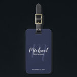 Navy Modern Script Personalisiert Trauzeugen Gepäckanhänger<br><div class="desc">Fügen Sie Ihrer Hochzeit eine persönliche Touch mit personalisierten Trauzeugen Gepäckanhänger hinzu. Dieses Gepäckanhänger zeichnet sich durch den Namen personalisierter Trauzeugen im modernen, weißen Skript-Schriftart-Stil und Monogramm in hellblau modernen Drehbuch-Schriftart-Stil als Hintergrund mit Titel und Hochzeitdatum in weiß modernen Sans Serif Schriftart Stil auf marineblau Hintergrund. Auch perfekt für Trauzeuge,...</div>