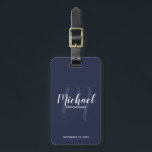 Navy Modern Script Personalisiert Trauzeugen Gepäckanhänger<br><div class="desc">Fügen Sie Ihrer Hochzeit eine persönliche Touch mit personalisierten Trauzeugen Gepäckanhänger hinzu. Dieses Gepäckanhänger zeichnet sich durch den Namen personalisierter Trauzeugen im modernen, weißen Skript-Schriftart-Stil und Monogramm in hellblau modernen Drehbuch-Schriftart-Stil als Hintergrund mit Titel und Hochzeitdatum in weiß modernen Sans Serif Schriftart Stil auf marineblau Hintergrund. Auch perfekt für Trauzeuge,...</div>