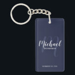 Navy Modern Script Personalisiert Trauzeugen Schlüsselanhänger<br><div class="desc">Fügen Sie Ihrer Hochzeit eine persönliche Touch mit personalisierten Trauzeugen Schlüsselanhänger hinzu. Dieser Schlüsselanhänger zeichnet sich durch den Namen personalisierter Trauzeugen im modernen, weißen Skript-Schriftart-Stil und Monogramm in hellblau modernen Drehbuch-Schriftart-Stil als Hintergrund mit Titel und Hochzeitdatum in weißen modernen Sans Serif Schriftart Stil auf marineblau Hintergrund. Auch perfekt für Trauzeuge,...</div>