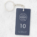 Navy | Modernes Blue Hospitality Business Schlüsselanhänger<br><div class="desc">Ein einfaches marineblaues Template in modernem minimalistischem Stil, das mit Ihrem Firmenlogo, Zimmernummer und Text leicht aktualisiert werden kann. Das perfekte Design für ein Hotel, Motel, Gästehaus, Bed & Breakfast, Gastfreundschaft oder um die Schlüssel in Ihrem Gebäude zu kennzeichnen. Wenn Sie Hilfe bei der Personalisierung dieses Produktes benötigen, kontaktieren Sie...</div>