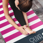 Navy Pink Personalisiert Mit Monogramm gestreift Yogamatte<br><div class="desc">Sie suchen ein einzigartiges und personalisiertes Geschenk für einen besonderen? Karo aus unserem individuellen Monogramm-Design! Ideal für Weihnachten,  kann diese Yogamatze mit einer Monogramm-Initial Ihrer Wahl personalisiert werden. Bestelle noch heute!</div>