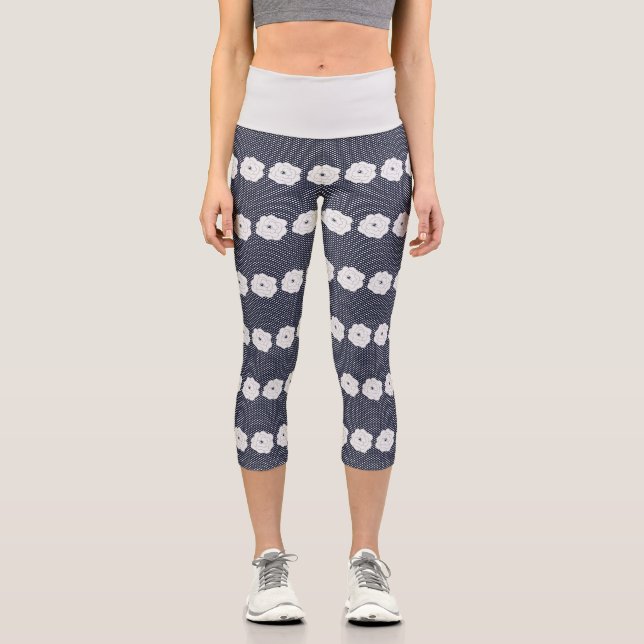 Navy Polka Dots & Big White Blume Capri Leggings (Vorderseite)