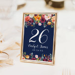 Navy Rustic Burgundy Fall Floral Wedgram Tischnummer<br><div class="desc">Rustikale Hochzeitskarten im romantischen Stil sind mit einem eleganten Monogramm mit Nummern gerahmt,  die durch eine Blumenstruktur mit schönen Rose,  Dahlien,  Blume und Grünpflanzen in einer prächtigen Herbstpalette aus bordeauxrot,  goldgelb,  pfirsichgelb,  pfirsichfarben,  rot und grün verziert sind. Reichhaltiges marineblau blaues Hintergrundfarbe.</div>