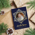 Navy Silver Foil Snowflake Rahmen lassen Sie es sc Folien Feiertagskarte<br><div class="desc">Doppelseitige Silber-Folie mit einem runden Foto in einem silbernen Schneeflockenrahmen auf der einen Seite und einem großen Foto auf der anderen Seite. Navy blaue Silber-Folie Weihnachtskarte personalisiert mit zwei Fotos mit Let It Snow in einem Silber-Folie Skript unter einer silbernen Schneeflocke. Diese schöne Karte zeigt einen silbernen Schneeflockenrahmen auf marineblau...</div>