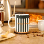 Navy Strips | Die Monografie des Modernen Gentlema Kaffeetasse<br><div class="desc">Der Anzug ist ein klassisches Männergarderobe. Ein Orangensaft für einen modernen Blick auf diese Ästhetik, um sich von der Masse abzuheben. Streifen sind heute genauso beliebt wie seit Jahrhunderten. Diese Monogramm-Kollektion strahlt Raffinesse, Eleganz und Spaß aus. Diese Kollektion sorgt für einen klassischen Look, der sich von der Masse abhebt. Fügen...</div>