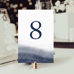 Navy Tides Tischnummer Card<br><div class="desc">Die chic-coastal-Tischnummer-Karten in tiefblau-weiß-dunkelblauen Tönen zeichnen sich durch eine Aquarellwäsche am unteren Rand aus, die den Gezeiten und Ebbe ähnelt. Design wiederholt sich auf der Rückseite. Koordiniert mit unserer Hochzeitssuite Navy Tides.</div>