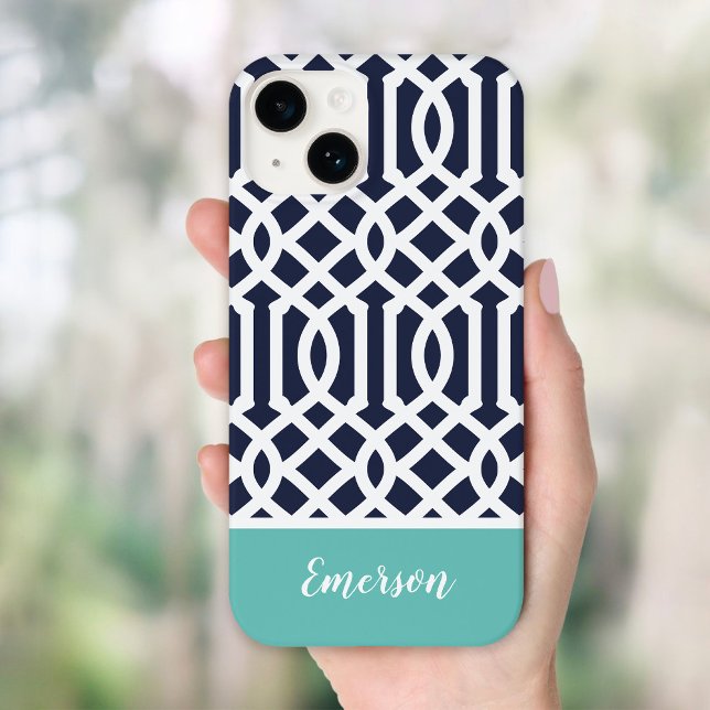 Navy und Aqua-Gitter-Monogramm Case-Mate iPhone 14 Hülle (Von Creator hochgeladen)