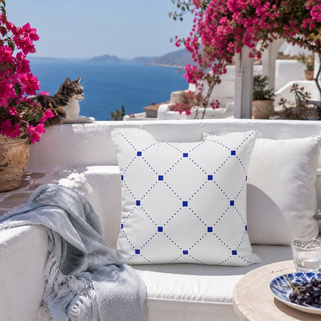 Navy und Blau Kissen (Greek-inspired blue geometric pillow bringing timeless Mediterranean elegance outdoors.)