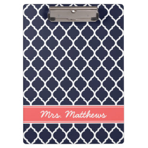 Navy und Korallenquatrefolie Custom Monogram Klemmbrett