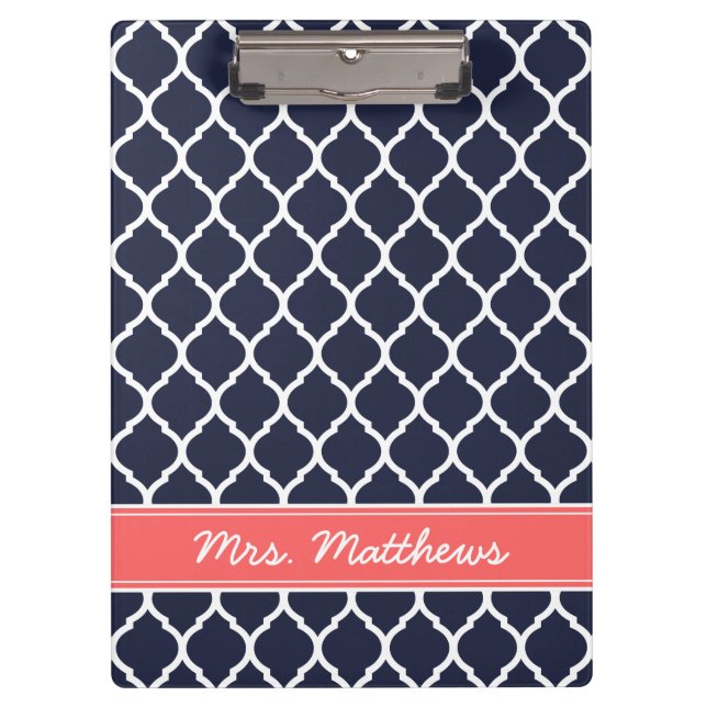 Navy und Korallenquatrefolie Custom Monogram Klemmbrett (Vorderseite)