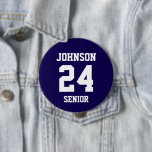 Navy und White Athlete Name Jersey Nummer Button<br><div class="desc">Freuen Sie sich auf Ihr Lieblings-Sportteam, Ihren Fußballspieler oder zeigen Sie einfach Ihren Schulstolz mit einem personalisierten Spirituosenknopf! Fügen Sie Ihren Schulnamen hinzu oder personalisieren Sie ihn mit einem Spielernamen und Jersey-Nummer. Ideal für Fußball, Basketball, Baseball und Fußball! Erstellen Sie individuelle Buttone für das ganze Team, Cheerleader, Eltern und Geschwister,...</div>