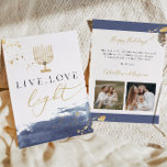 Navy Watercolor Gold Menorah Hanukkah Card Einladung<br><div class="desc">Diese Hanukkah-Grußkarte beinhaltet einen marineblau-Aquarellmuschel,  Goldfolie-Spritzer,  eine goldene Aquarellmenorah und das Sprichwort "Live Liebe light" zu Ehren des Lichterfestivals. Leicht editieren *most* Text und aktualisieren Sie die Fotos um Ihre Freunde und Familien in dieser Ferienzeit zu aktualisieren.</div>