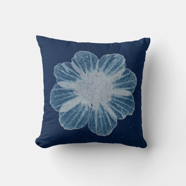 Navy White Floral Throw Kissen (Vorderseite)